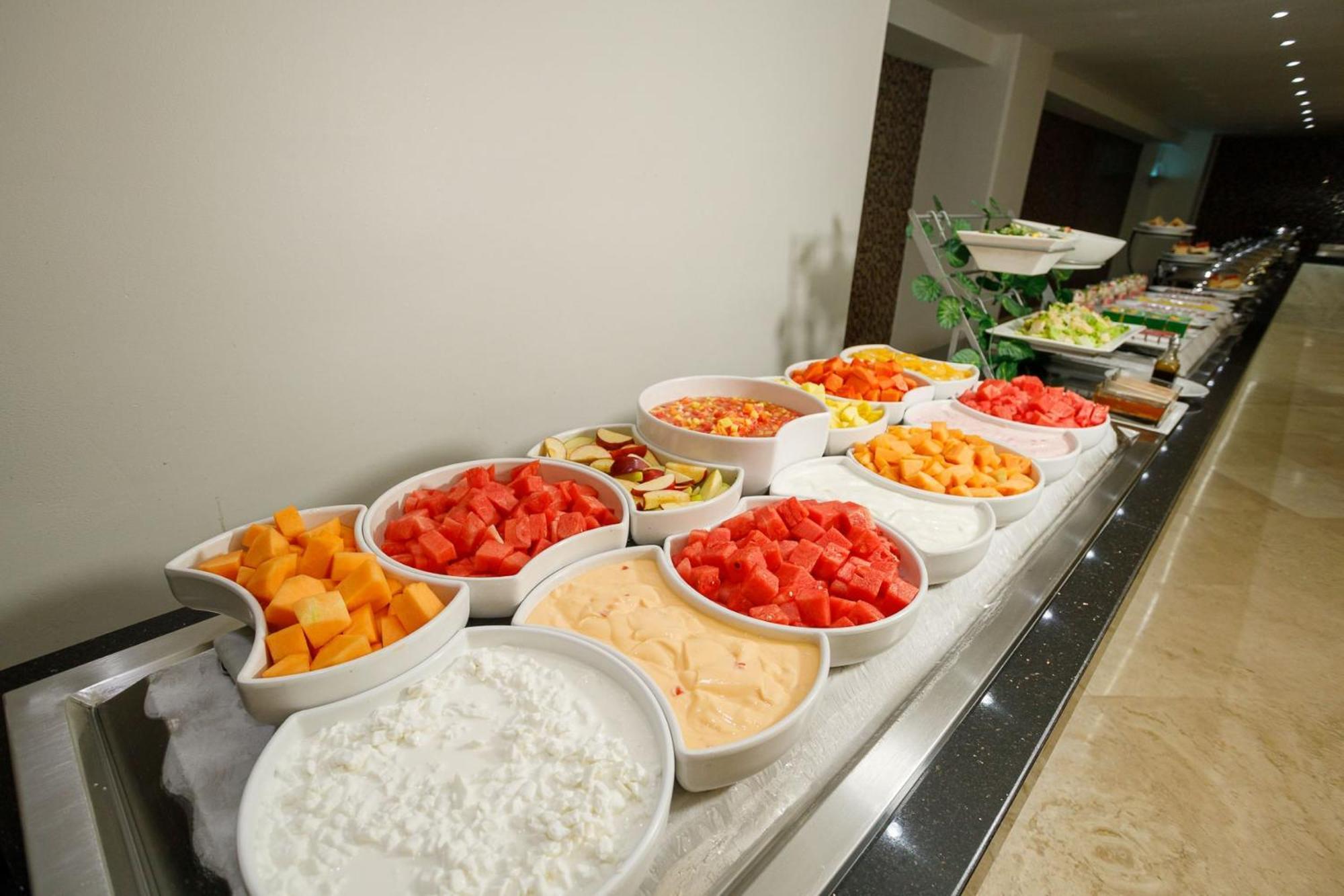 Real Inn Tijuana By Camino Real Hoteles Экстерьер фото A buffet of fruit and dairy products