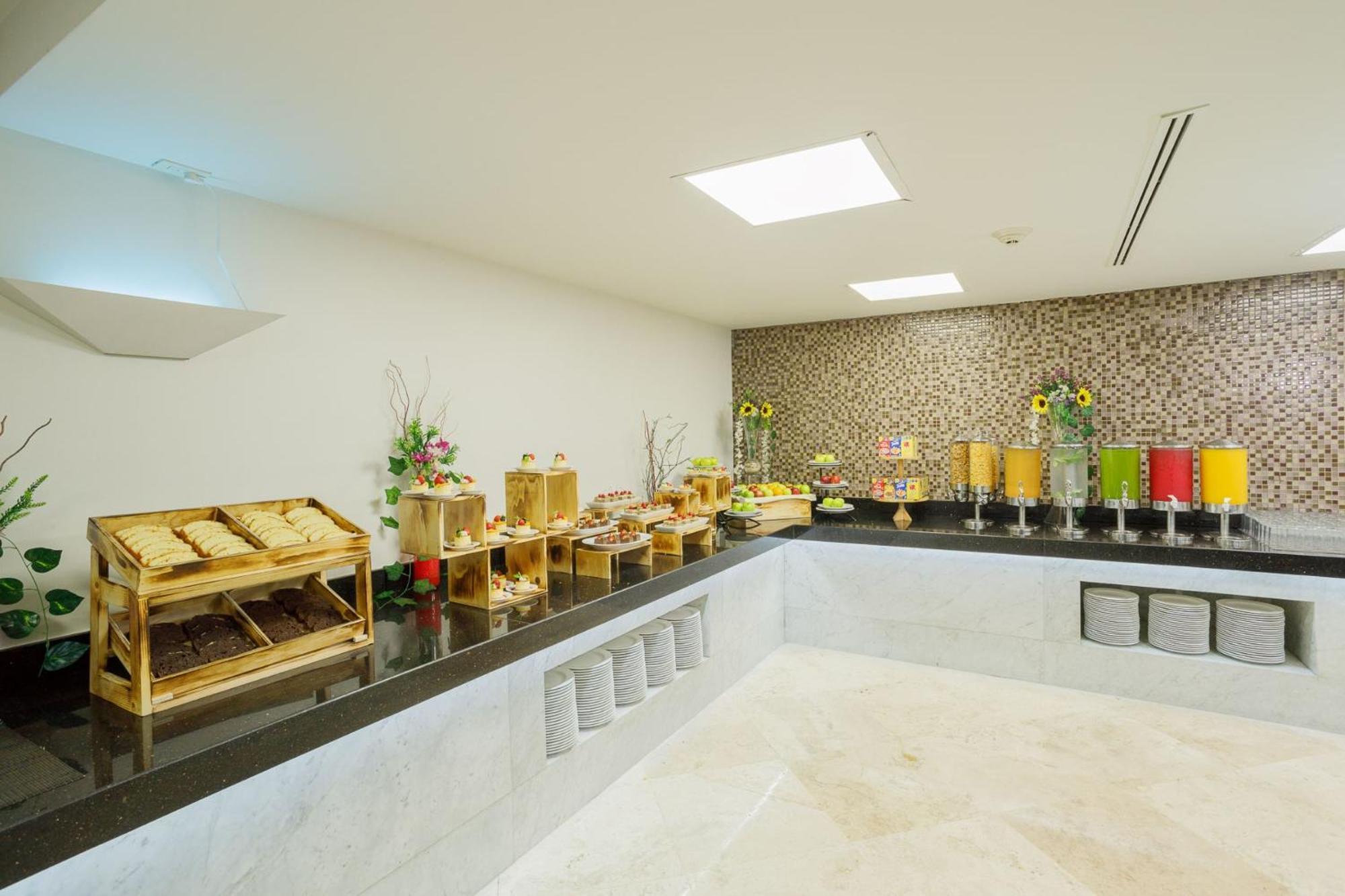 Real Inn Tijuana By Camino Real Hoteles Экстерьер фото A buffet at a hotel