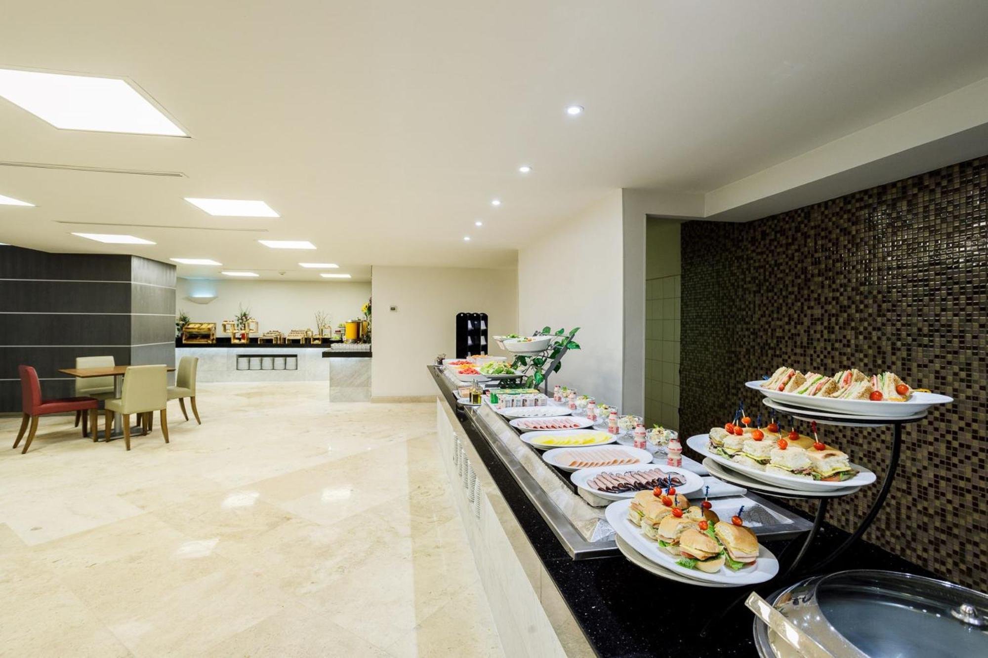 Real Inn Tijuana By Camino Real Hoteles Экстерьер фото The lounge at the airport
