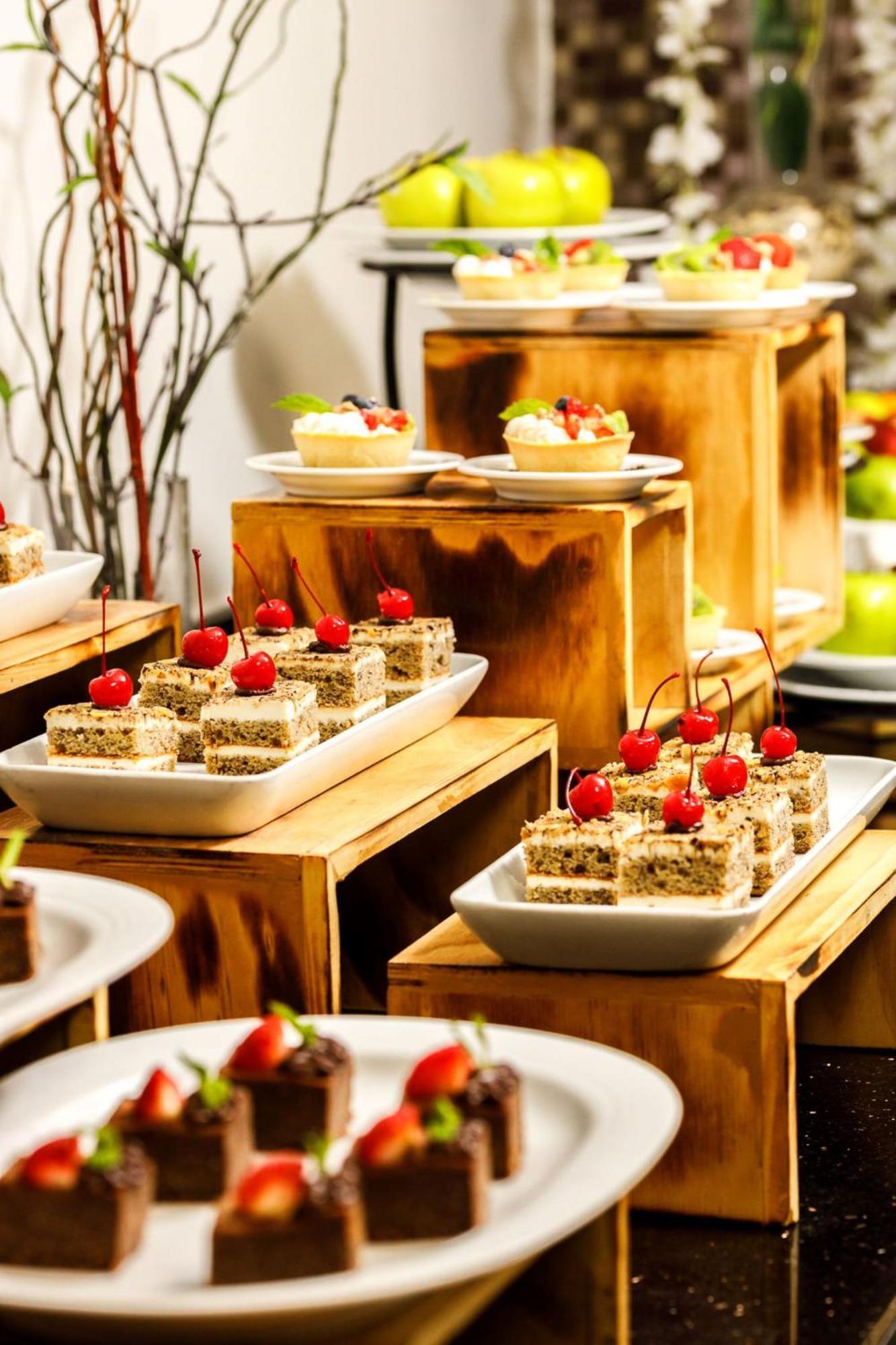 Real Inn Tijuana By Camino Real Hoteles Экстерьер фото A dessert buffet